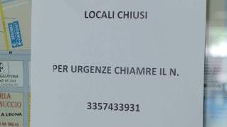 Il cartello al comando dei vigili