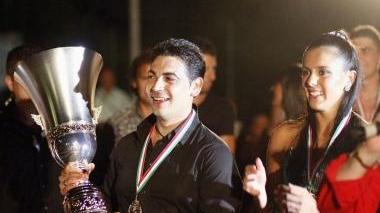 I vincitori di “Ballando con le stelle” a Buti Da sinistra Antonio Spata della contrada Ascensione insieme alla ballerina Martina Novi