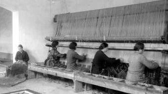 La fabbrica di tappeti in una foto d’epoca