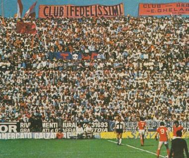 In alto la formazione che inizi&ograve; il campionato di serie C 1976-77 Sopra il libero Luciano Menconi 