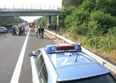 Due immagini dellauto ribaltata sul ciglio dellA-12 allaltezza della Costanza  