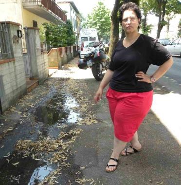 Maria Luigia Frano mostra il punto in cui è caduta