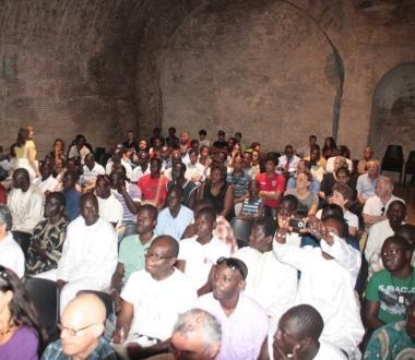La platea dellassemblea dei migranti in Fortezza Vecchia 