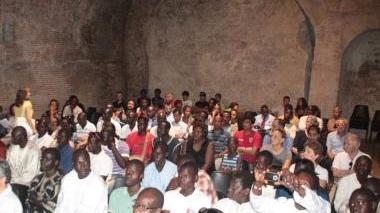 La platea dell’assemblea dei migranti in Fortezza Vecchia
