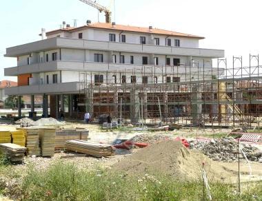 Il cantiere di via Einaudi, dove a novembre sorger&agrave; un centro commerciale   