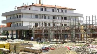 Il cantiere di via Einaudi, dove a novembre sorgerà un centro commerciale