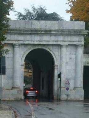 Porta Elisa fu fatta costruire da Elisa Baciocchi  