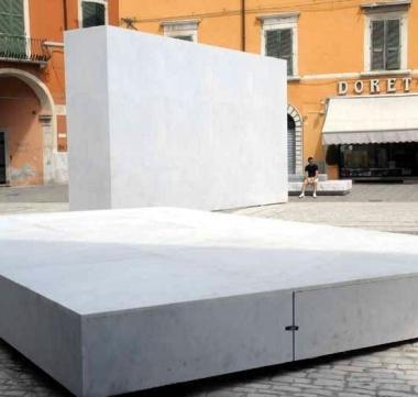 Il maxi schermo in marmo visto di giorno e di notte   
