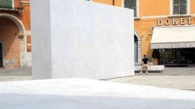 Il maxi schermo in marmo visto di giorno e di notte