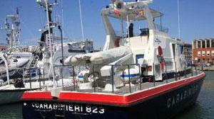 Motoscafo alla deriva all'imbocco del porto recuperato dai carabinieri