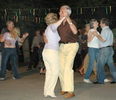 Coppie di anziani ballano in un circolo 