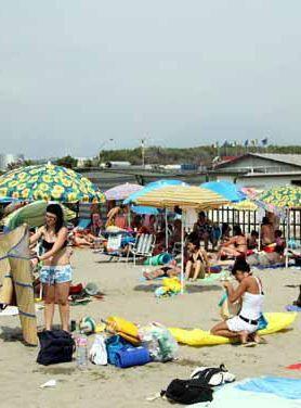 Due immagini di spiagge libere 