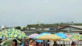 Due immagini di spiagge libere