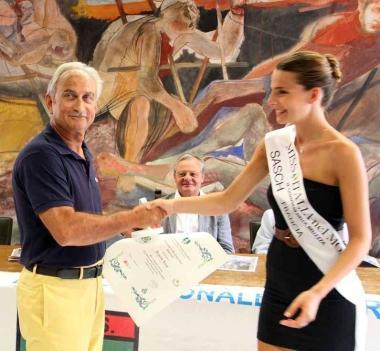 La consegna del premio a Luigi Azzarini 