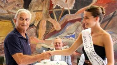 La consegna del premio a Luigi Azzarini