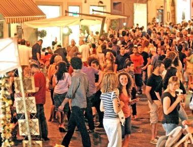 Shopping serale in centro: bancarelle e negozi aperti       