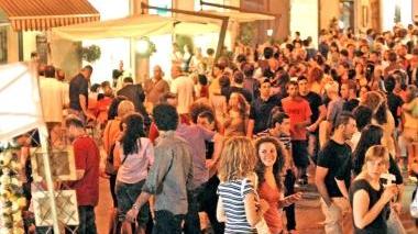 Shopping serale in centro: bancarelle e negozi aperti
