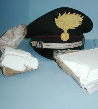 Trovato in un campo un chilo di cocaina
