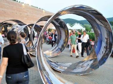 Il grande rotolo fotografico nella piazza della Cantina Petra 