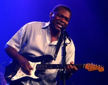 In alto da sinistra Robert Cray, Buddy Guy e la folla in piazza del Duomo durante un concerto Sopra Mario Biondi, che sar&agrave; a Pistoia venerd&igrave; prossimo 