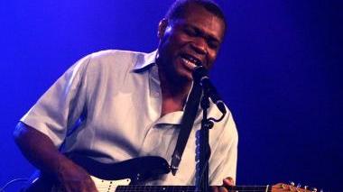 In alto da sinistra Robert Cray, Buddy Guy e la folla in piazza del Duomo durante un concerto Sopra Mario Biondi, che sarà a Pistoia venerdì prossimo
