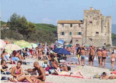 Bagnanti sulla spiaggia di Torre Mozza 