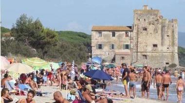 Bagnanti sulla spiaggia di Torre Mozza