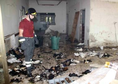 Vigili del fuoco allinterno e fuori della Casina 