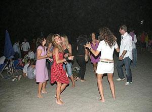 Balli on the beach fino alle 2 la "vecchia guardia" frena