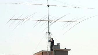 La grande antenna su un tetto