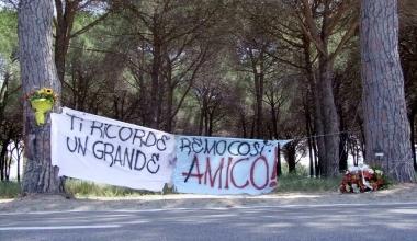 Lo striscione sul luogo della tragedia 