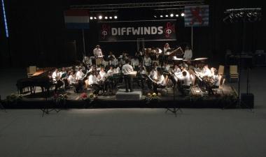Lesibizione e, in alto, il premio ricevuto in Lussemburgo 