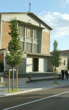 La piazza della chiesa di Galciana 