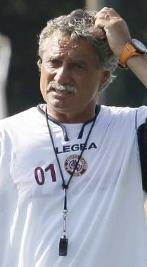 <b>   MISTER. </b>Bepi Pillon in tenuta da lavoro ieri a Tirrenia    