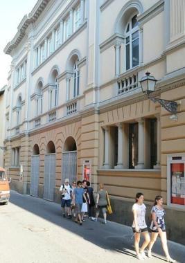 Lingresso del cinema Moderno, nel centro storico (foto Vip)   
