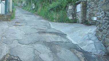 Residenti e proprietari di vigne infuriati: «La strada è un percorso di guerra»