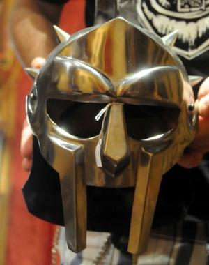 Da sin. Valerio e Giorgia lelmo del gladiatore e le spade in vendita  