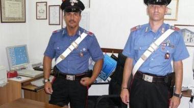 Carabinieri mostrano l’eroina sequestrata