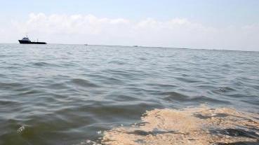 Una chiazza di petrolio in mare