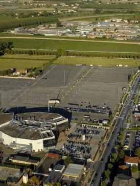 Una veduta aerea della zona dove si svolge il mercato e il luna park 