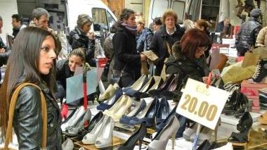 Un mercato ad Agliana A lato Carlo Papi