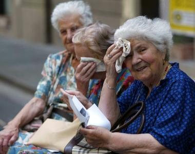 Gli anziani sono tra i pi&ugrave; colpiti dallondata di caldo  