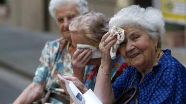 Gli anziani sono tra i più colpiti dall’ondata di caldo