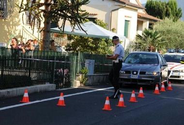 Le immagini della scena dell’incidente: qui sopra il passeggino finito nel giardino di un’altra casa e i rilievi effettuati dalla polizia municipale (Vip)