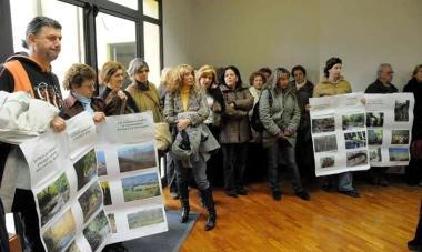 Una delle proteste della popolazione per la difesa del torrente Rosaro 