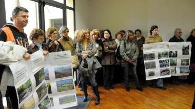 Una delle proteste della popolazione per la difesa del torrente Rosaro