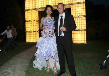 Elena Bertini e Antonio Lapolla si sono sposati sabato scorso; per la cerimonia di ricevimento lei ha indossato un abito fatto coi rifiuti