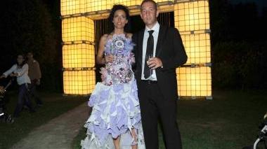 Elena Bertini e Antonio Lapolla si sono sposati sabato scorso; per la cerimonia di ricevimento lei ha indossato un abito fatto coi rifiuti