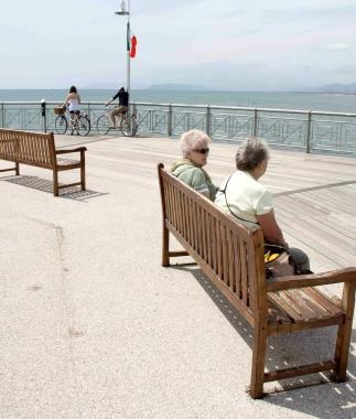 Le sole panchine rimaste sul pontile di Tonfano 