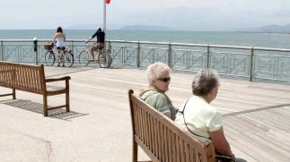 Le sole panchine rimaste sul pontile di Tonfano